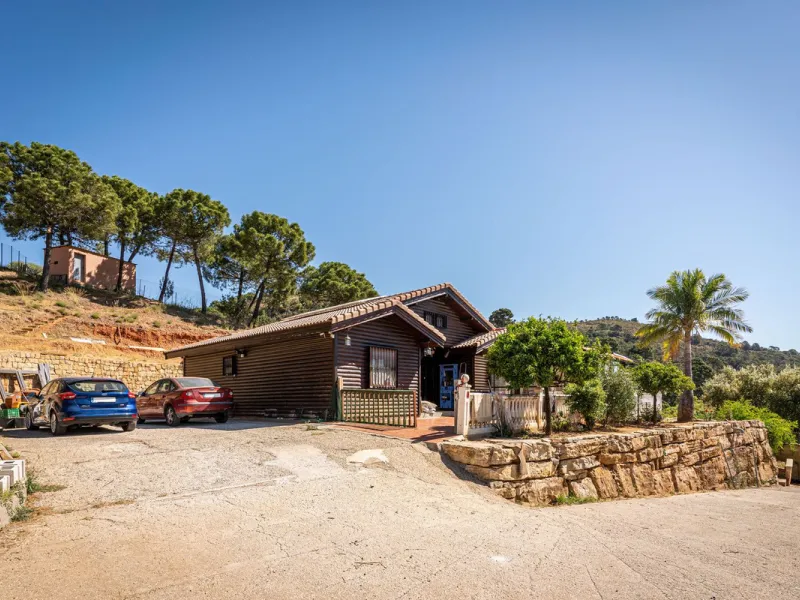 Spectacular Finca in Estepona. With 4 bedrooms and 3 bathrooms. With incredible panoramic views, observing the entire city and the beach in the background. The house is a wooden house. It is very comfortable since all the rooms are on the same floor. It h