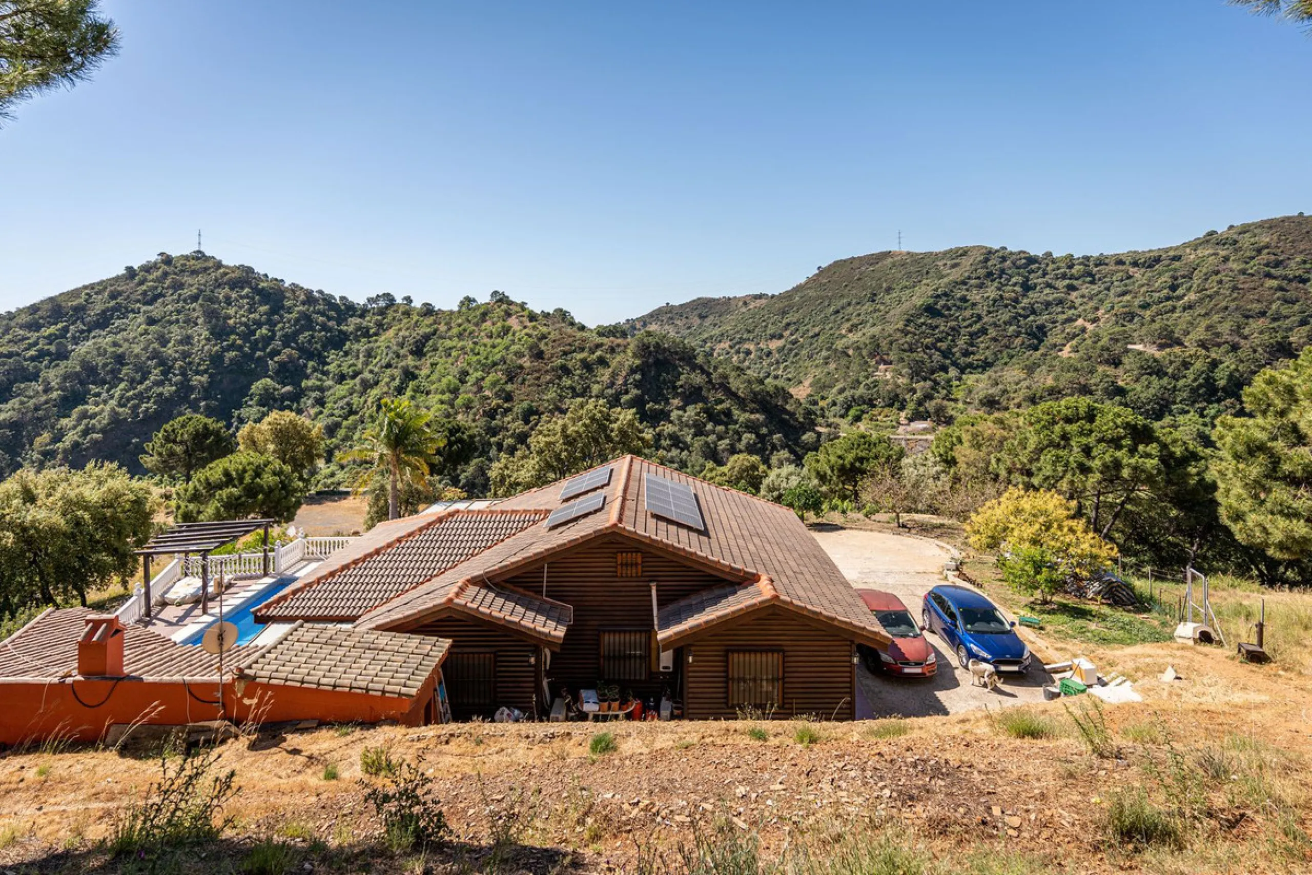 Spectacular Finca in Estepona. With 4 bedrooms and 3 bathrooms. With incredible panoramic views, observing the entire city and the beach in the background. The house is a wooden house. It is very comfortable since all the rooms are on the same floor. It h