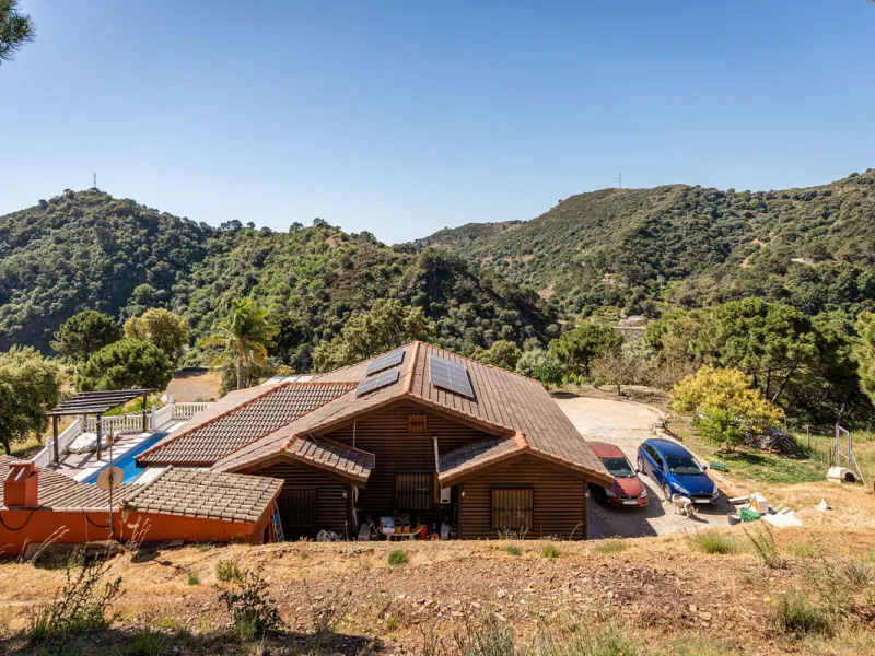 Spectacular Finca in Estepona. With 4 bedrooms and 3 bathrooms. With incredible panoramic views, observing the entire city and the beach in the background. The house is a wooden house. It is very comfortable since all the rooms are on the same floor. It h