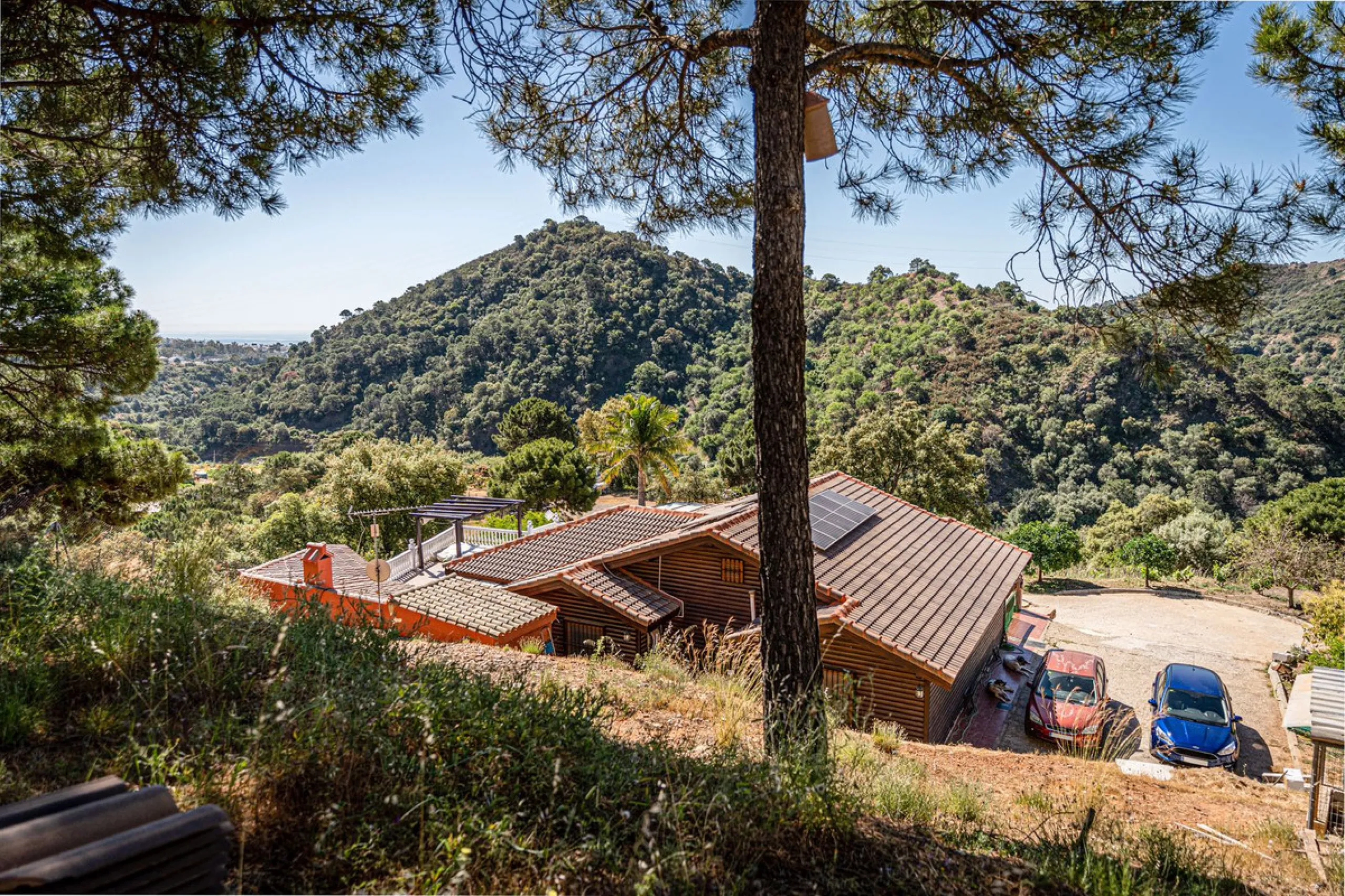Spectacular Finca in Estepona. With 4 bedrooms and 3 bathrooms. With incredible panoramic views, observing the entire city and the beach in the background. The house is a wooden house. It is very comfortable since all the rooms are on the same floor. It h