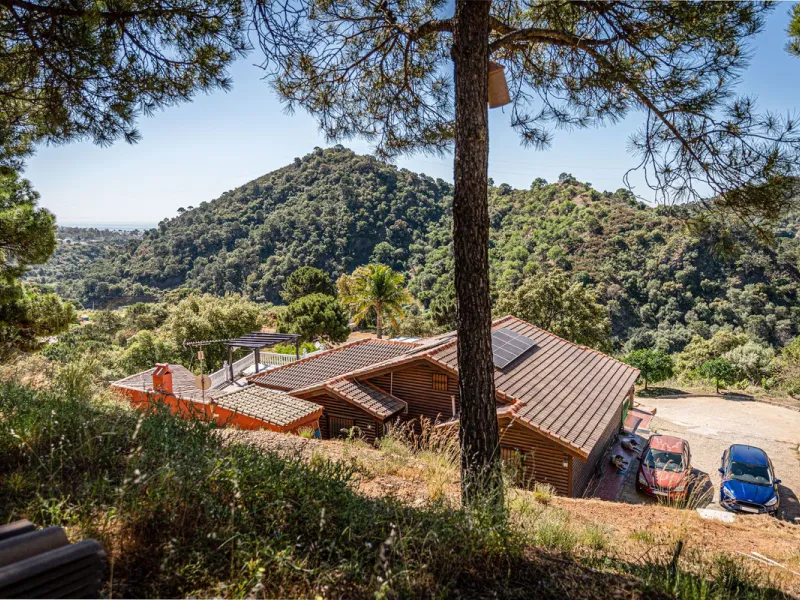 Spectacular Finca in Estepona. With 4 bedrooms and 3 bathrooms. With incredible panoramic views, observing the entire city and the beach in the background. The house is a wooden house. It is very comfortable since all the rooms are on the same floor. It h