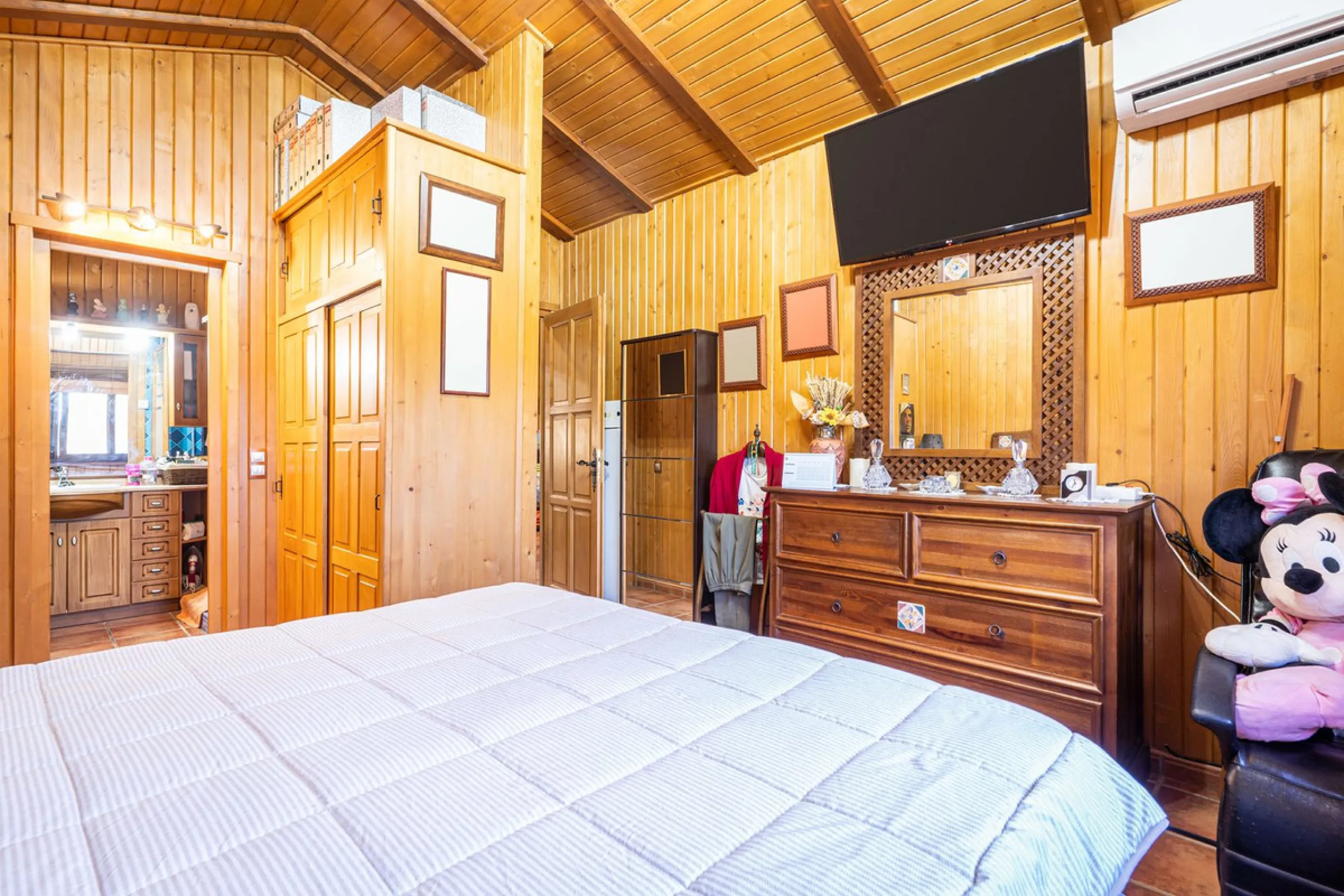 Spectacular Finca in Estepona. With 4 bedrooms and 3 bathrooms. With incredible panoramic views, observing the entire city and the beach in the background. The house is a wooden house. It is very comfortable since all the rooms are on the same floor. It h