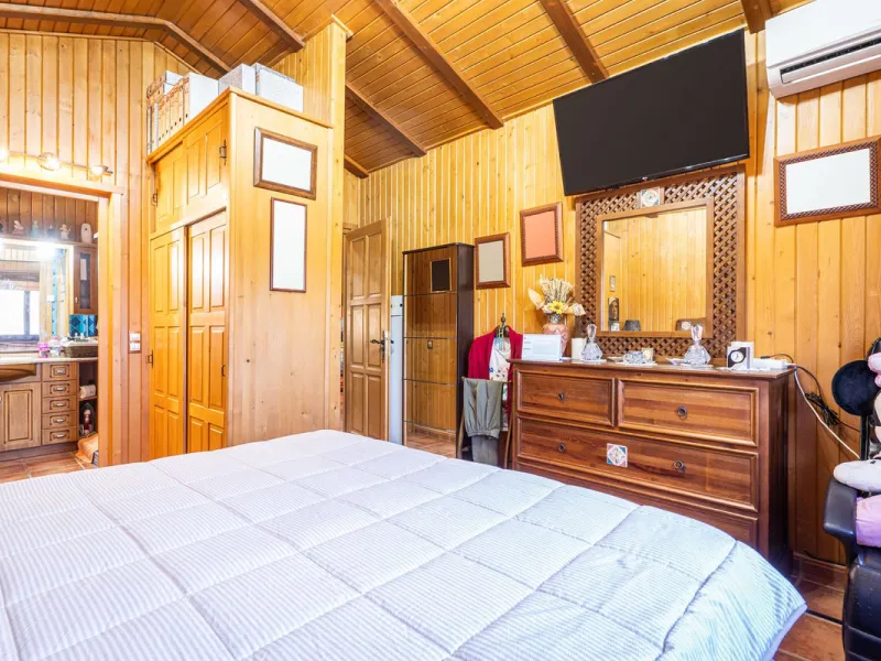 Spectacular Finca in Estepona. With 4 bedrooms and 3 bathrooms. With incredible panoramic views, observing the entire city and the beach in the background. The house is a wooden house. It is very comfortable since all the rooms are on the same floor. It h