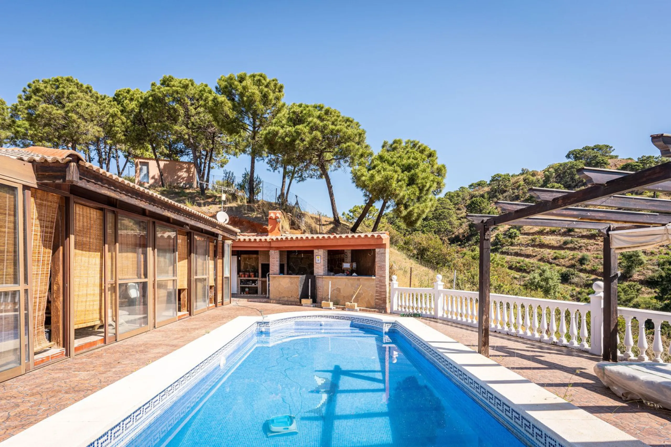 Spectacular Finca in Estepona. With 4 bedrooms and 3 bathrooms. With incredible panoramic views, observing the entire city and the beach in the background. The house is a wooden house. It is very comfortable since all the rooms are on the same floor. It h