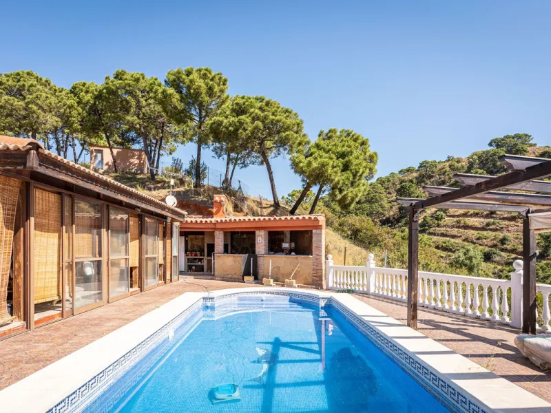 Spectacular Finca in Estepona. With 4 bedrooms and 3 bathrooms. With incredible panoramic views, observing the entire city and the beach in the background. The house is a wooden house. It is very comfortable since all the rooms are on the same floor. It h