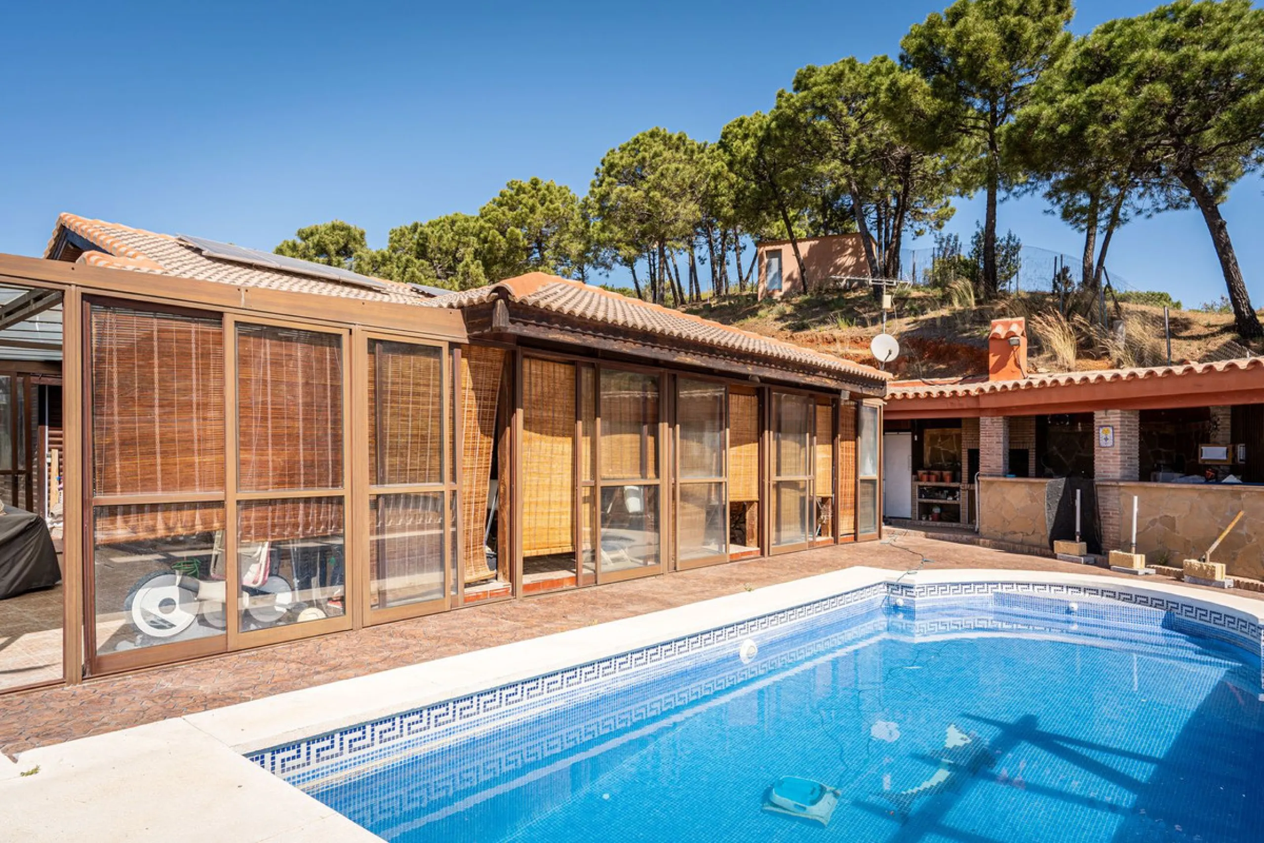 Spectacular Finca in Estepona. With 4 bedrooms and 3 bathrooms. With incredible panoramic views, observing the entire city and the beach in the background. The house is a wooden house. It is very comfortable since all the rooms are on the same floor. It h