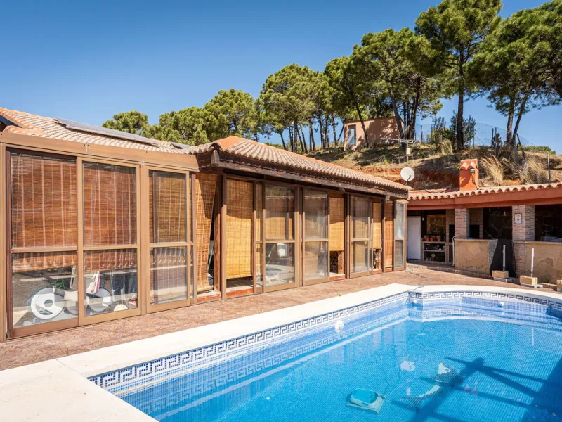 Spectacular Finca in Estepona. With 4 bedrooms and 3 bathrooms. With incredible panoramic views, observing the entire city and the beach in the background. The house is a wooden house. It is very comfortable since all the rooms are on the same floor. It h