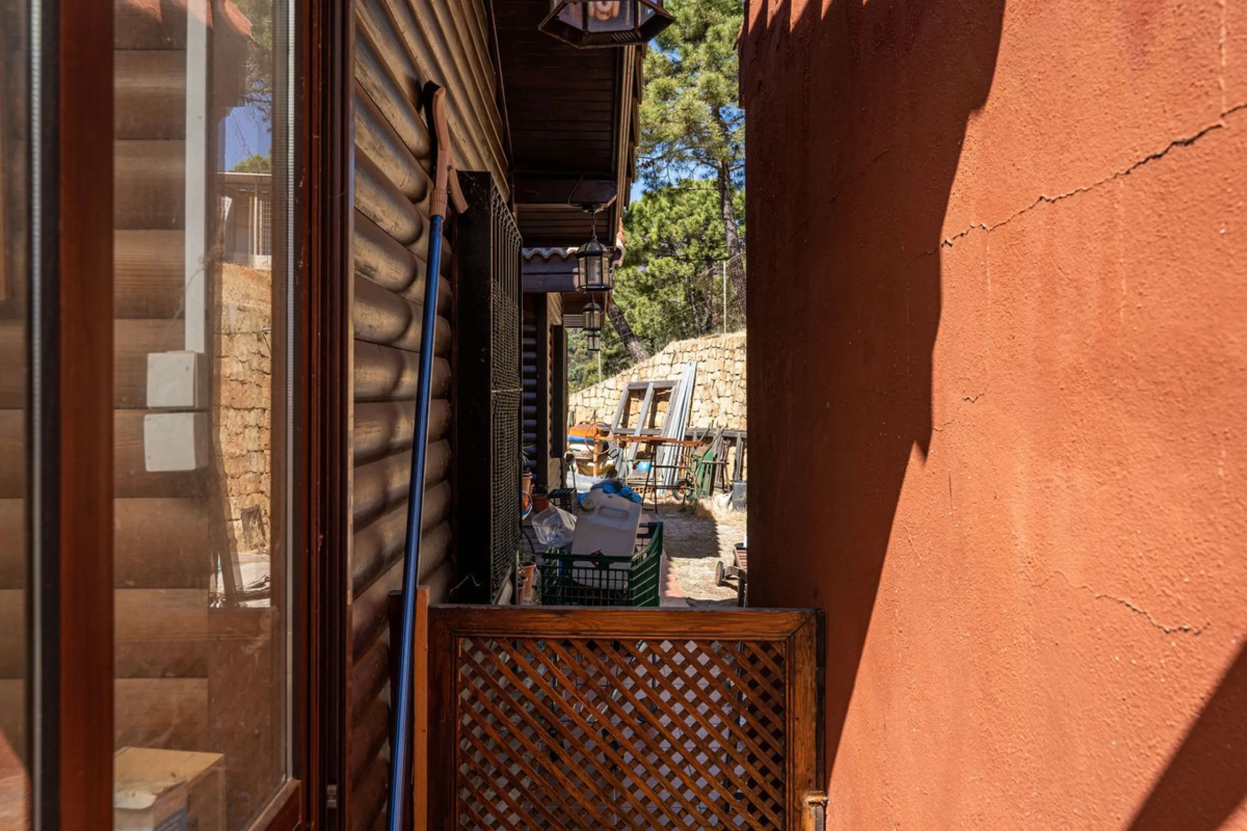 Spectacular Finca in Estepona. With 4 bedrooms and 3 bathrooms. With incredible panoramic views, observing the entire city and the beach in the background. The house is a wooden house. It is very comfortable since all the rooms are on the same floor. It h
