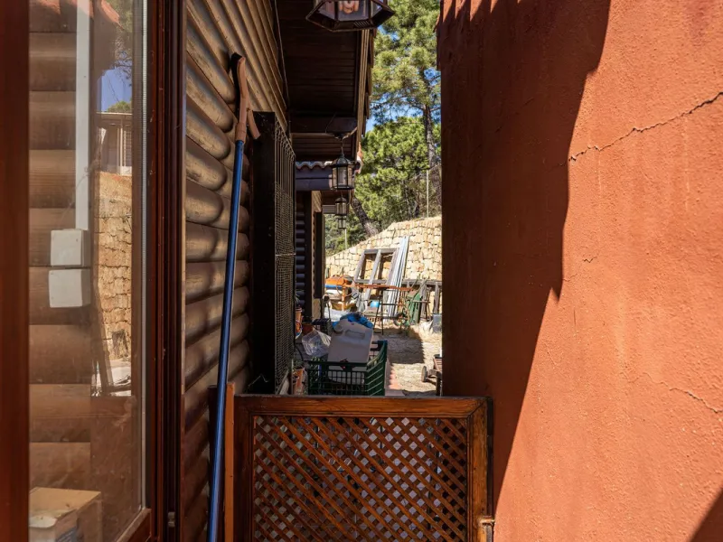 Spectacular Finca in Estepona. With 4 bedrooms and 3 bathrooms. With incredible panoramic views, observing the entire city and the beach in the background. The house is a wooden house. It is very comfortable since all the rooms are on the same floor. It h