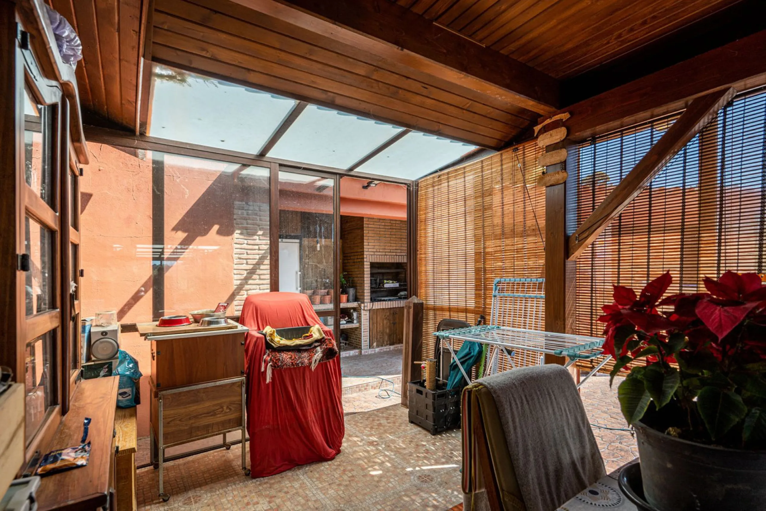 Spectacular Finca in Estepona. With 4 bedrooms and 3 bathrooms. With incredible panoramic views, observing the entire city and the beach in the background. The house is a wooden house. It is very comfortable since all the rooms are on the same floor. It h