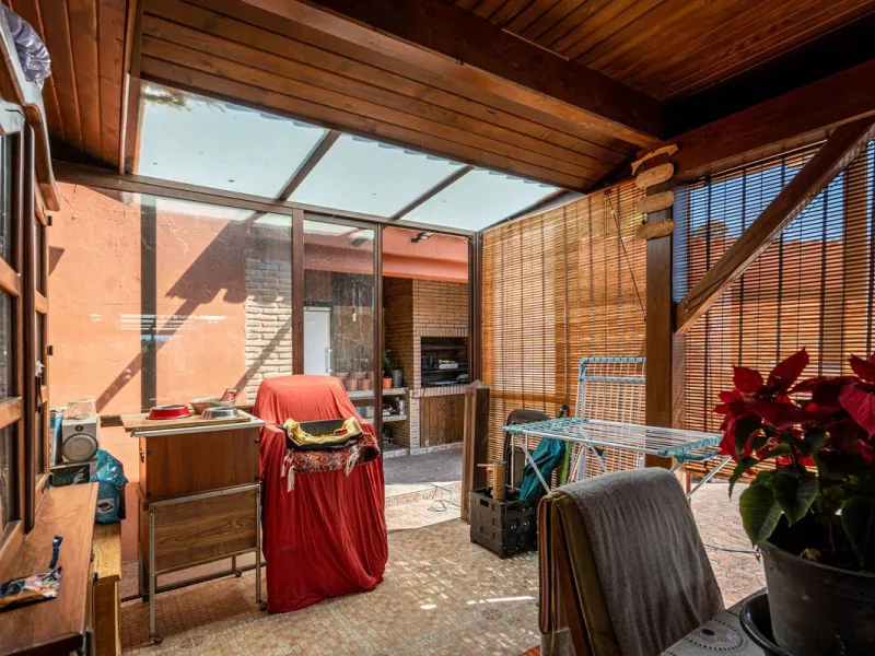 Spectacular Finca in Estepona. With 4 bedrooms and 3 bathrooms. With incredible panoramic views, observing the entire city and the beach in the background. The house is a wooden house. It is very comfortable since all the rooms are on the same floor. It h