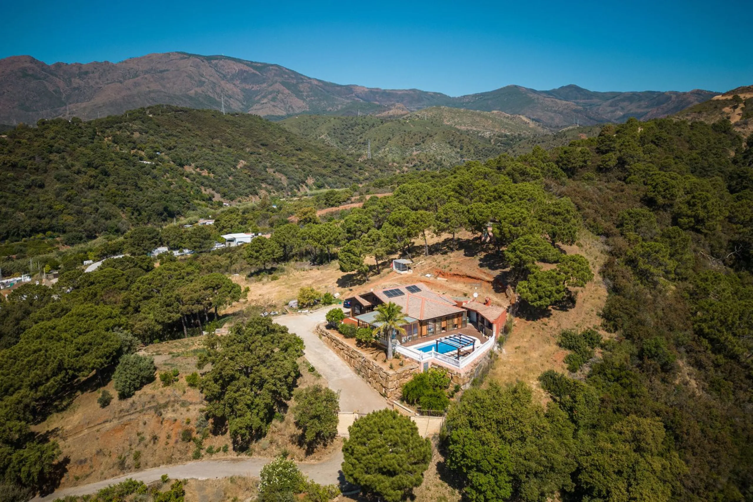 Spectacular Finca in Estepona. With 4 bedrooms and 3 bathrooms. With incredible panoramic views, observing the entire city and the beach in the background. The house is a wooden house. It is very comfortable since all the rooms are on the same floor. It h