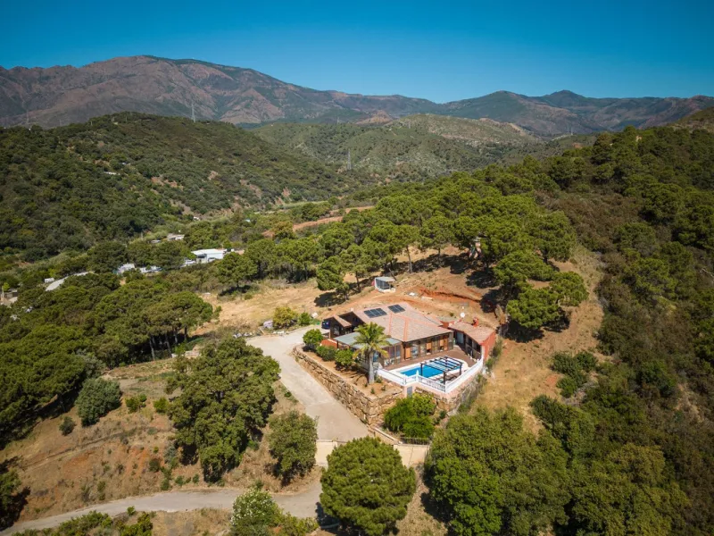Spectacular Finca in Estepona. With 4 bedrooms and 3 bathrooms. With incredible panoramic views, observing the entire city and the beach in the background. The house is a wooden house. It is very comfortable since all the rooms are on the same floor. It h