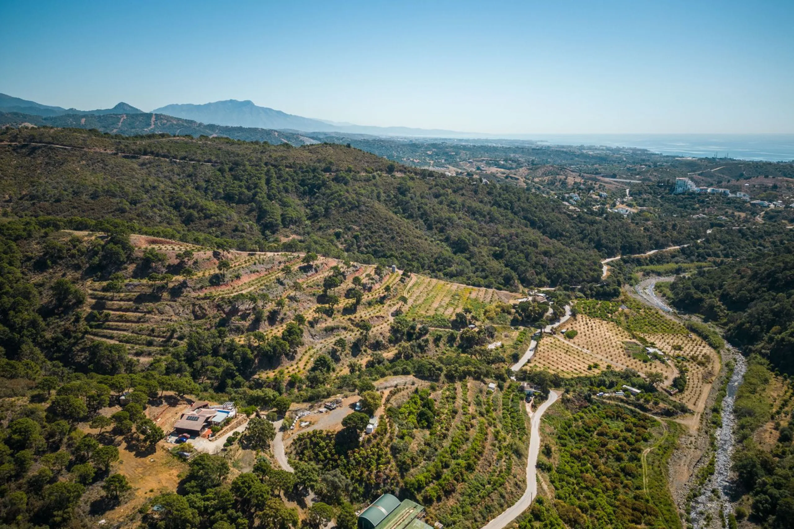 Spectacular Finca in Estepona. With 4 bedrooms and 3 bathrooms. With incredible panoramic views, observing the entire city and the beach in the background. The house is a wooden house. It is very comfortable since all the rooms are on the same floor. It h