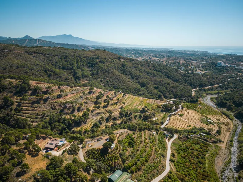 Spectacular Finca in Estepona. With 4 bedrooms and 3 bathrooms. With incredible panoramic views, observing the entire city and the beach in the background. The house is a wooden house. It is very comfortable since all the rooms are on the same floor. It h