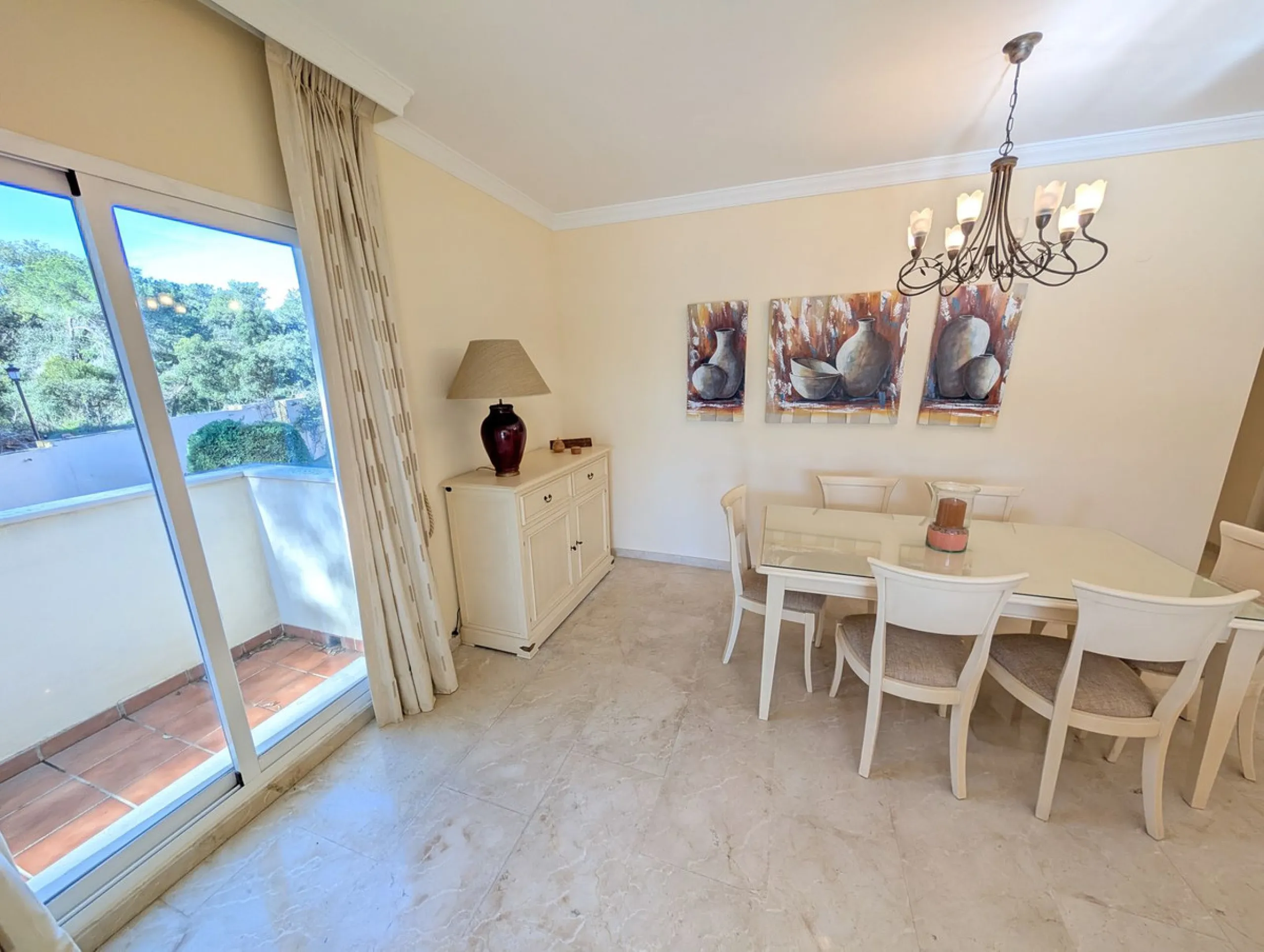 Apartment - Middle Floor Apartment в продаже в Marbella, Málaga. В доме 3 спален и 2 ванных комнат. Площадь дома 162 м²
