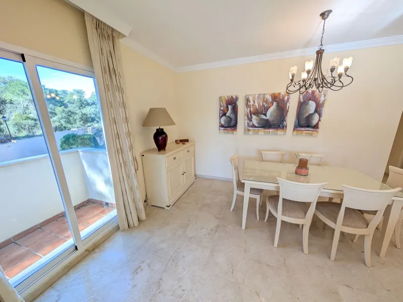 Apartment - Middle Floor Apartment в продаже в Marbella, Málaga. В доме 3 спален и 2 ванных комнат. Площадь дома 162 м²