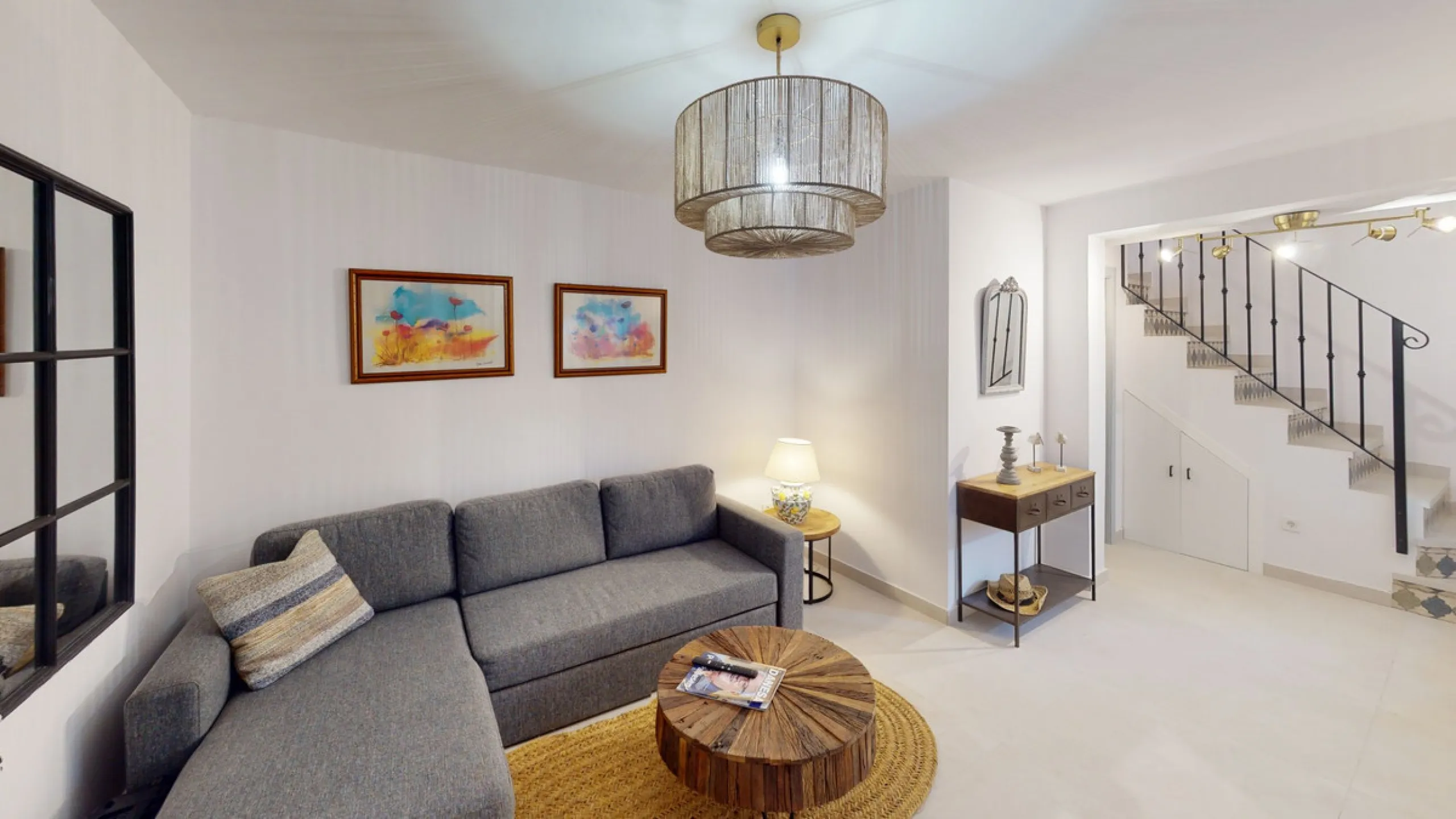 This beautiful townhouse in 2nd line of the beach is 20 metres from the sea and fantastic bars. It has 2 bedrooms, a bathroom, a guest bathroom, a living room, a kitchen with dining area and a large terrace with sea views. On the ground floor we find a be