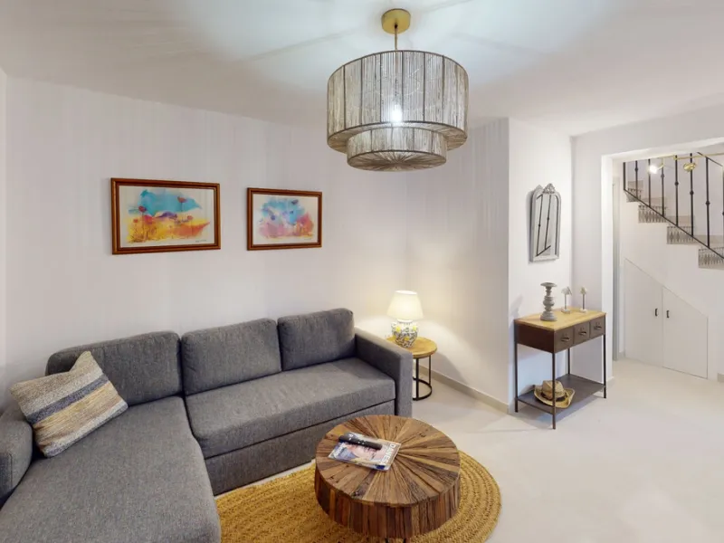 This beautiful townhouse in 2nd line of the beach is 20 metres from the sea and fantastic bars. It has 2 bedrooms, a bathroom, a guest bathroom, a living room, a kitchen with dining area and a large terrace with sea views. On the ground floor we find a be