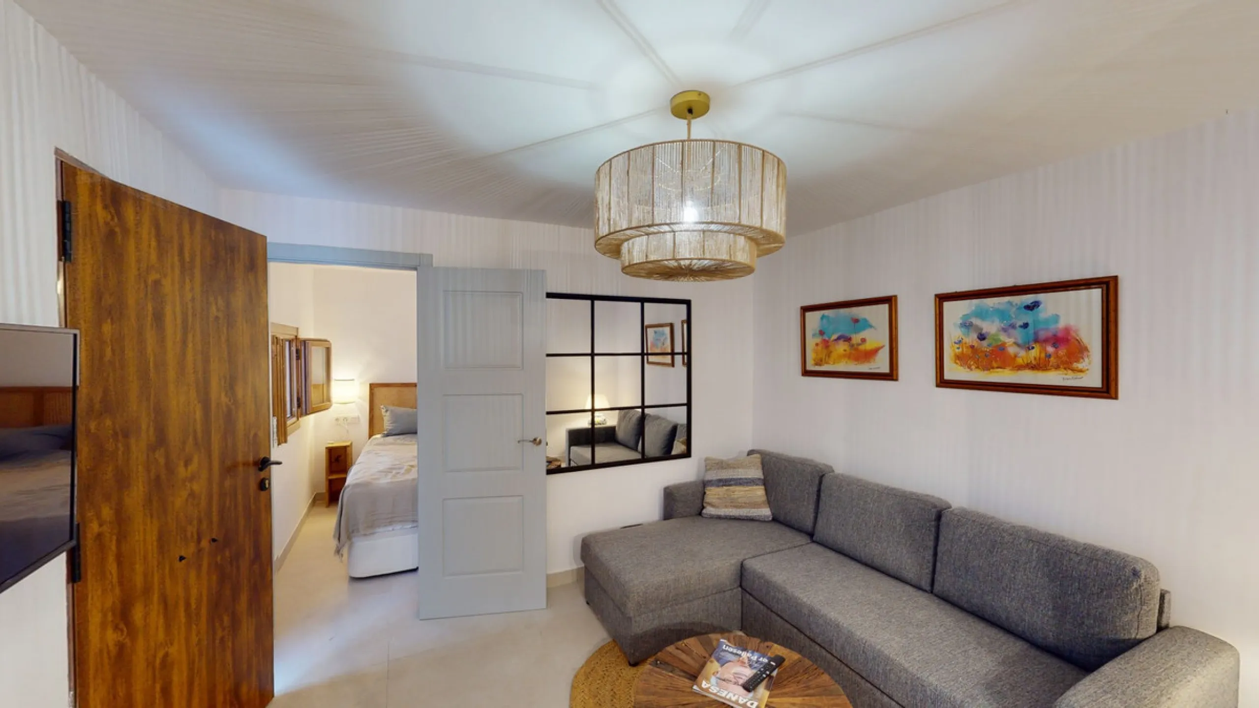 This beautiful townhouse in 2nd line of the beach is 20 metres from the sea and fantastic bars. It has 2 bedrooms, a bathroom, a guest bathroom, a living room, a kitchen with dining area and a large terrace with sea views. On the ground floor we find a be