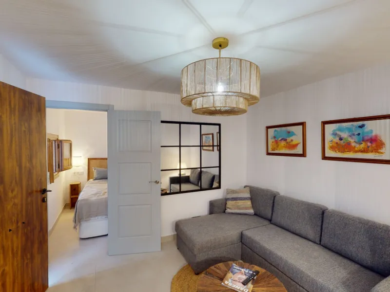 This beautiful townhouse in 2nd line of the beach is 20 metres from the sea and fantastic bars. It has 2 bedrooms, a bathroom, a guest bathroom, a living room, a kitchen with dining area and a large terrace with sea views. On the ground floor we find a be