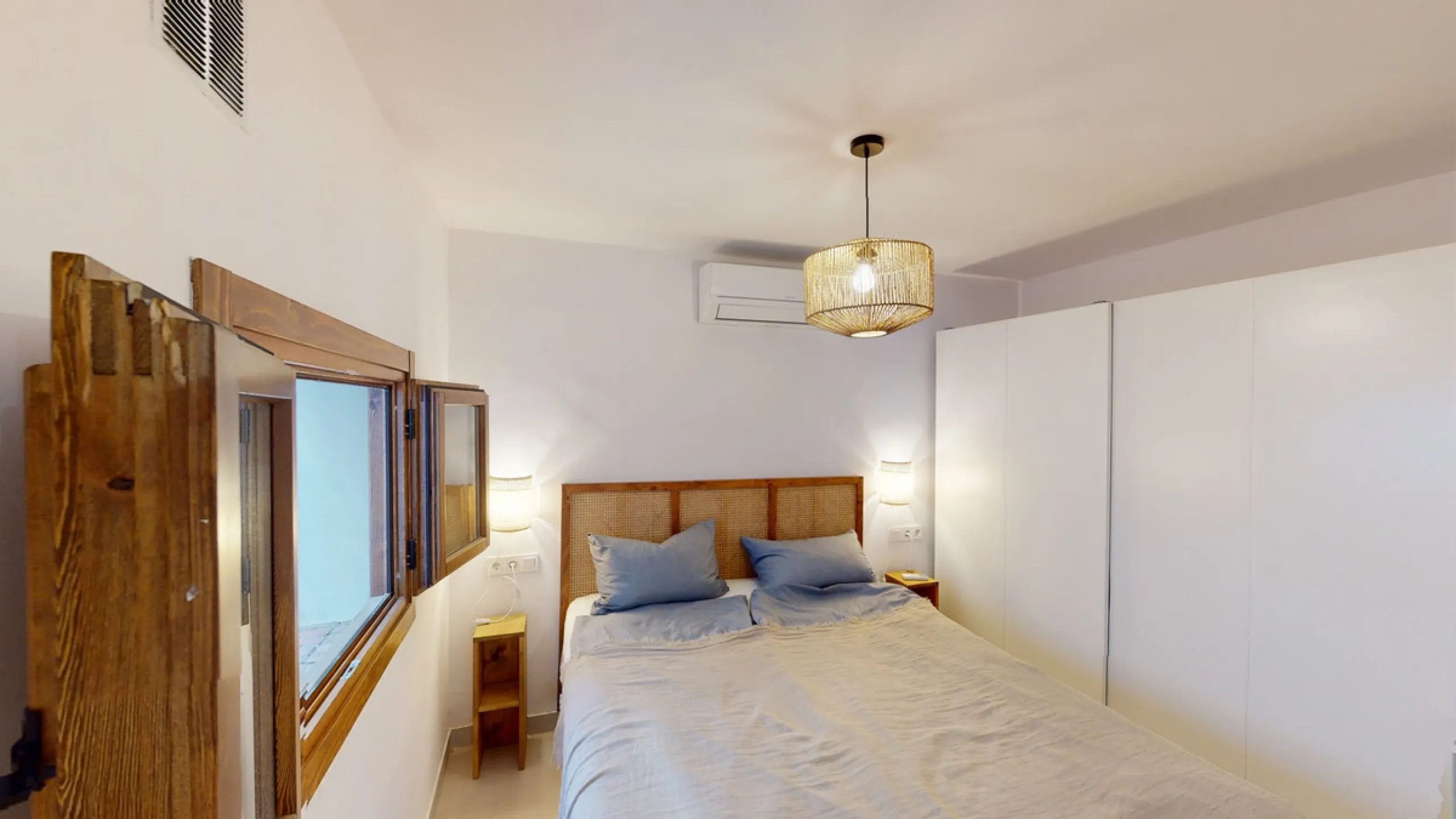 This beautiful townhouse in 2nd line of the beach is 20 metres from the sea and fantastic bars. It has 2 bedrooms, a bathroom, a guest bathroom, a living room, a kitchen with dining area and a large terrace with sea views. On the ground floor we find a be