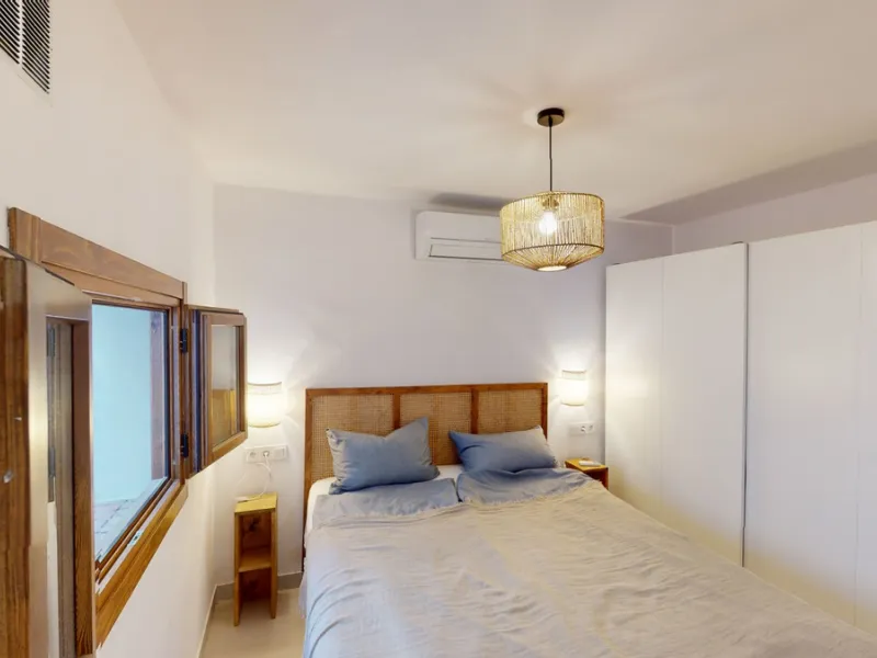 This beautiful townhouse in 2nd line of the beach is 20 metres from the sea and fantastic bars. It has 2 bedrooms, a bathroom, a guest bathroom, a living room, a kitchen with dining area and a large terrace with sea views. On the ground floor we find a be