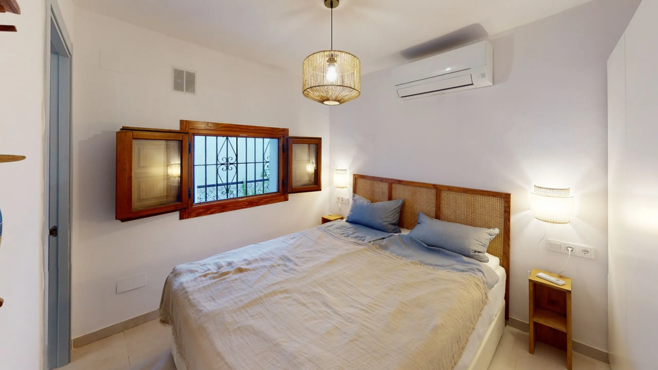 This beautiful townhouse in 2nd line of the beach is 20 metres from the sea and fantastic bars. It has 2 bedrooms, a bathroom, a guest bathroom, a living room, a kitchen with dining area and a large terrace with sea views. On the ground floor we find a be