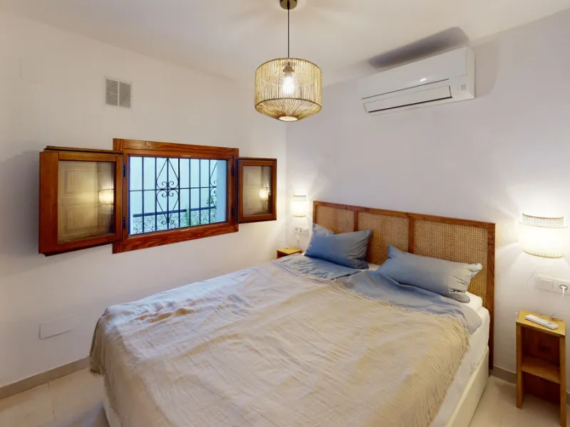 This beautiful townhouse in 2nd line of the beach is 20 metres from the sea and fantastic bars. It has 2 bedrooms, a bathroom, a guest bathroom, a living room, a kitchen with dining area and a large terrace with sea views. On the ground floor we find a be