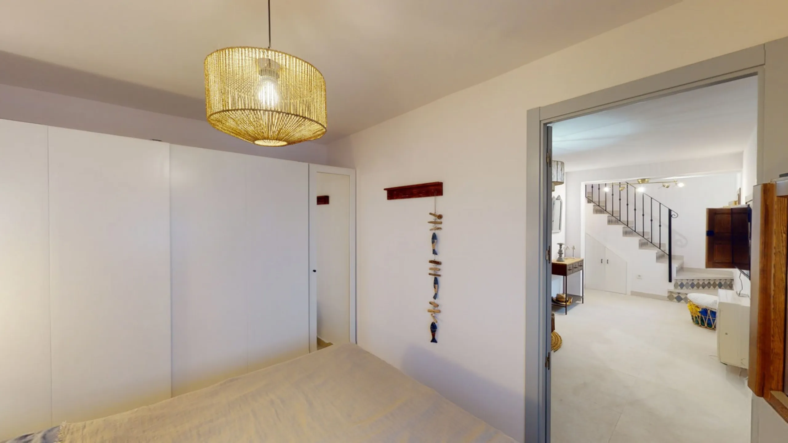 This beautiful townhouse in 2nd line of the beach is 20 metres from the sea and fantastic bars. It has 2 bedrooms, a bathroom, a guest bathroom, a living room, a kitchen with dining area and a large terrace with sea views. On the ground floor we find a be