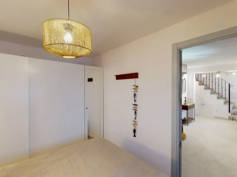 This beautiful townhouse in 2nd line of the beach is 20 metres from the sea and fantastic bars. It has 2 bedrooms, a bathroom, a guest bathroom, a living room, a kitchen with dining area and a large terrace with sea views. On the ground floor we find a be