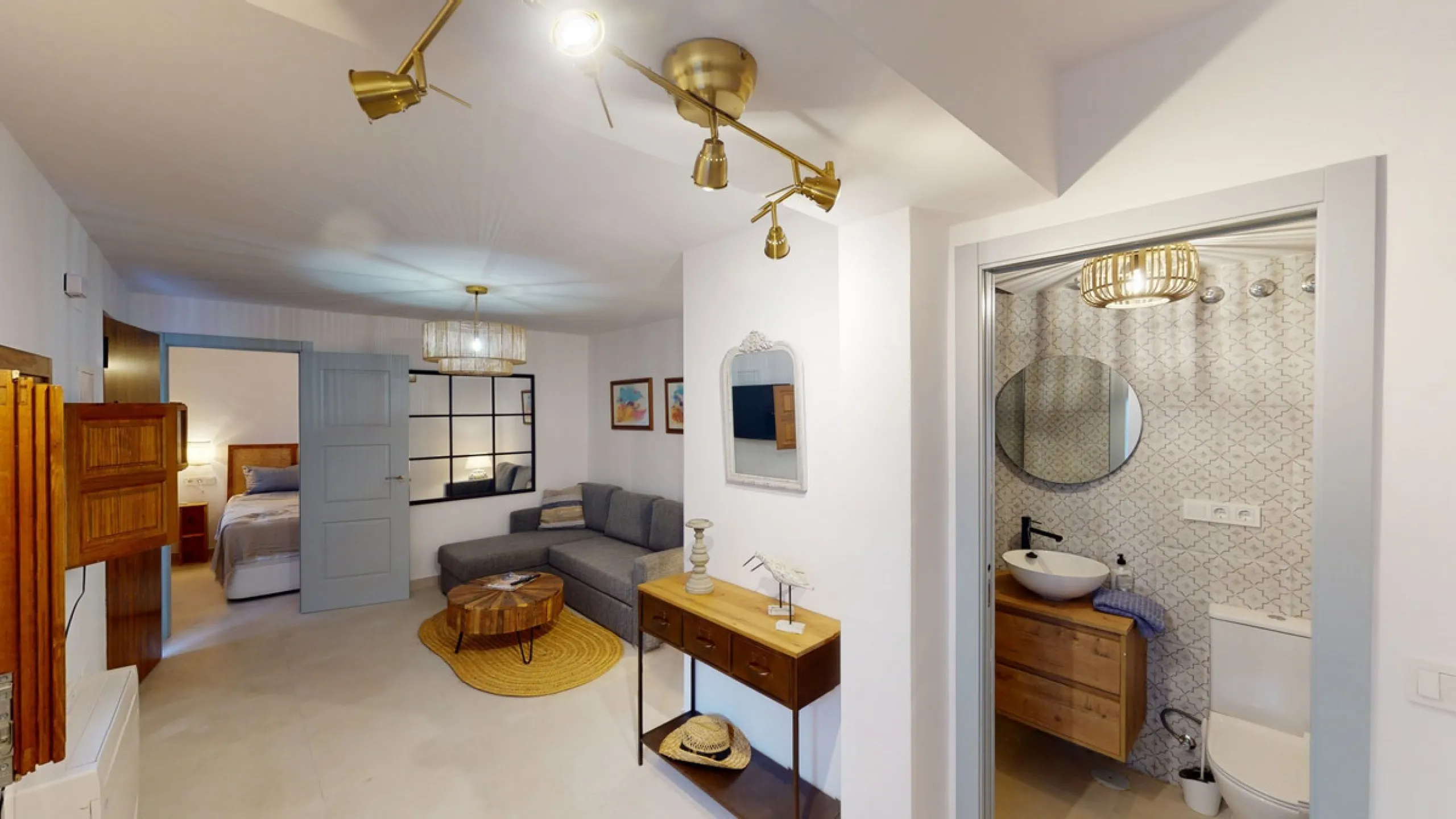 This beautiful townhouse in 2nd line of the beach is 20 metres from the sea and fantastic bars. It has 2 bedrooms, a bathroom, a guest bathroom, a living room, a kitchen with dining area and a large terrace with sea views. On the ground floor we find a be
