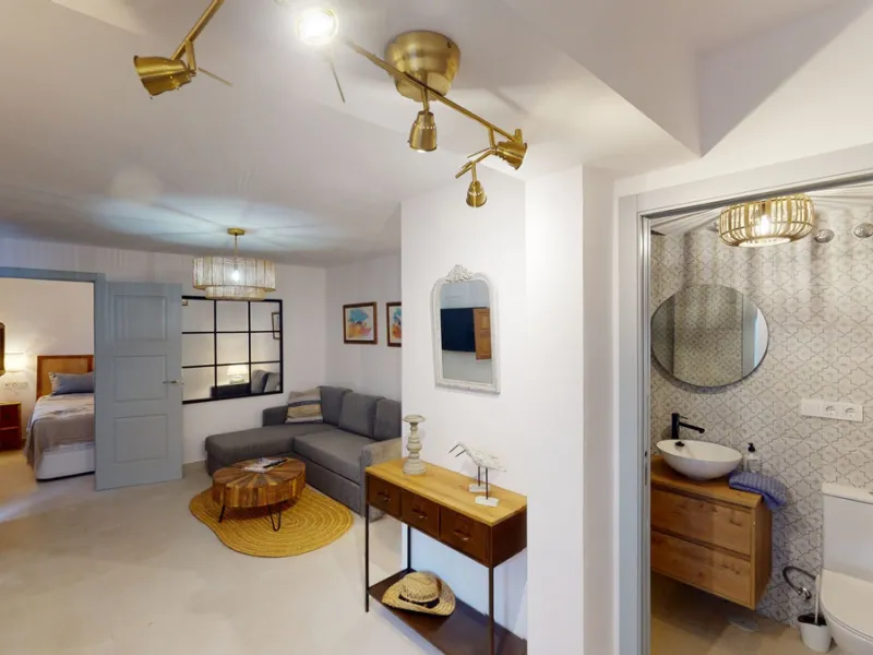 This beautiful townhouse in 2nd line of the beach is 20 metres from the sea and fantastic bars. It has 2 bedrooms, a bathroom, a guest bathroom, a living room, a kitchen with dining area and a large terrace with sea views. On the ground floor we find a be