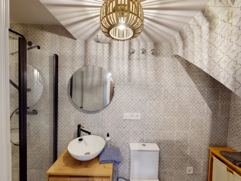 This beautiful townhouse in 2nd line of the beach is 20 metres from the sea and fantastic bars. It has 2 bedrooms, a bathroom, a guest bathroom, a living room, a kitchen with dining area and a large terrace with sea views. On the ground floor we find a be