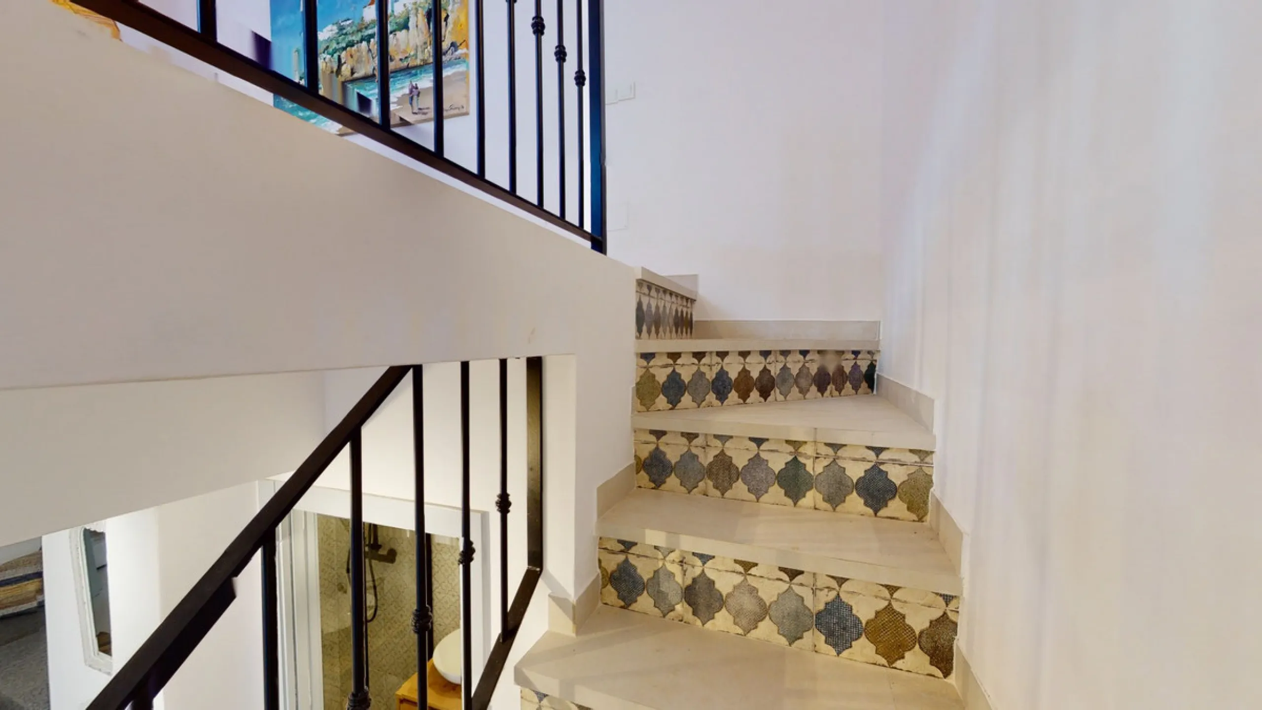This beautiful townhouse in 2nd line of the beach is 20 metres from the sea and fantastic bars. It has 2 bedrooms, a bathroom, a guest bathroom, a living room, a kitchen with dining area and a large terrace with sea views. On the ground floor we find a be