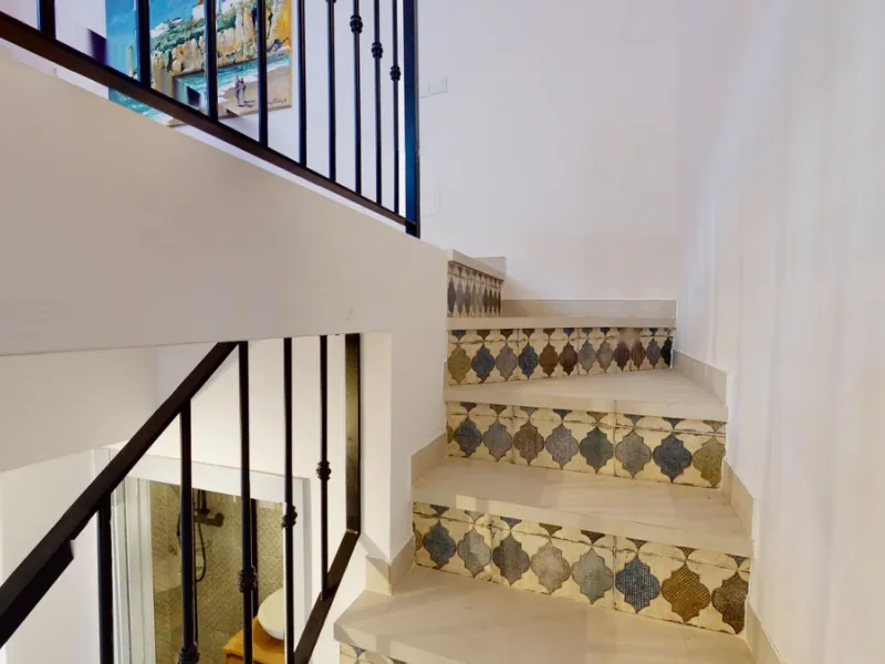 This beautiful townhouse in 2nd line of the beach is 20 metres from the sea and fantastic bars. It has 2 bedrooms, a bathroom, a guest bathroom, a living room, a kitchen with dining area and a large terrace with sea views. On the ground floor we find a be