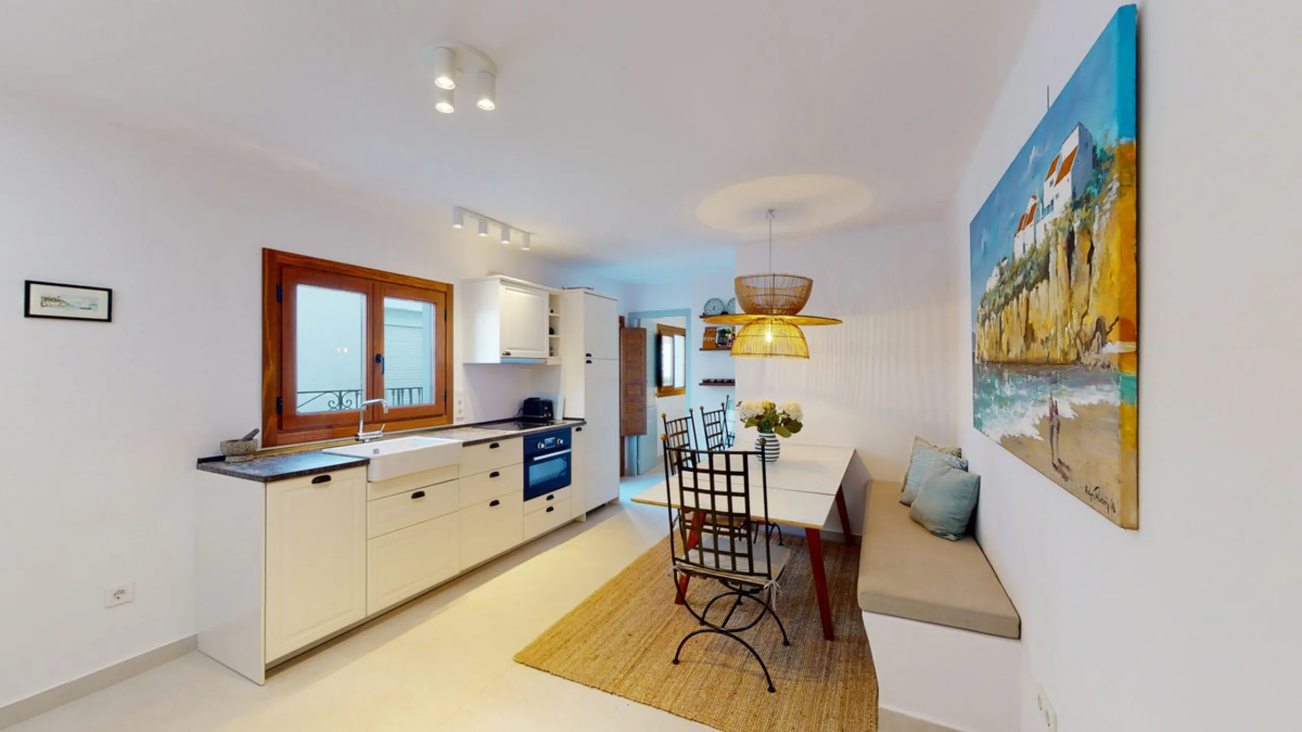 This beautiful townhouse in 2nd line of the beach is 20 metres from the sea and fantastic bars. It has 2 bedrooms, a bathroom, a guest bathroom, a living room, a kitchen with dining area and a large terrace with sea views. On the ground floor we find a be