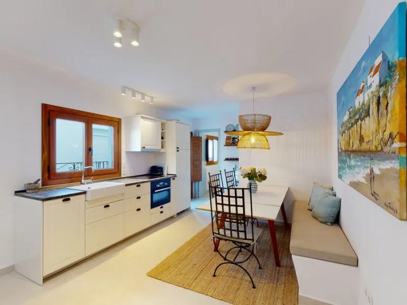 This beautiful townhouse in 2nd line of the beach is 20 metres from the sea and fantastic bars. It has 2 bedrooms, a bathroom, a guest bathroom, a living room, a kitchen with dining area and a large terrace with sea views. On the ground floor we find a be