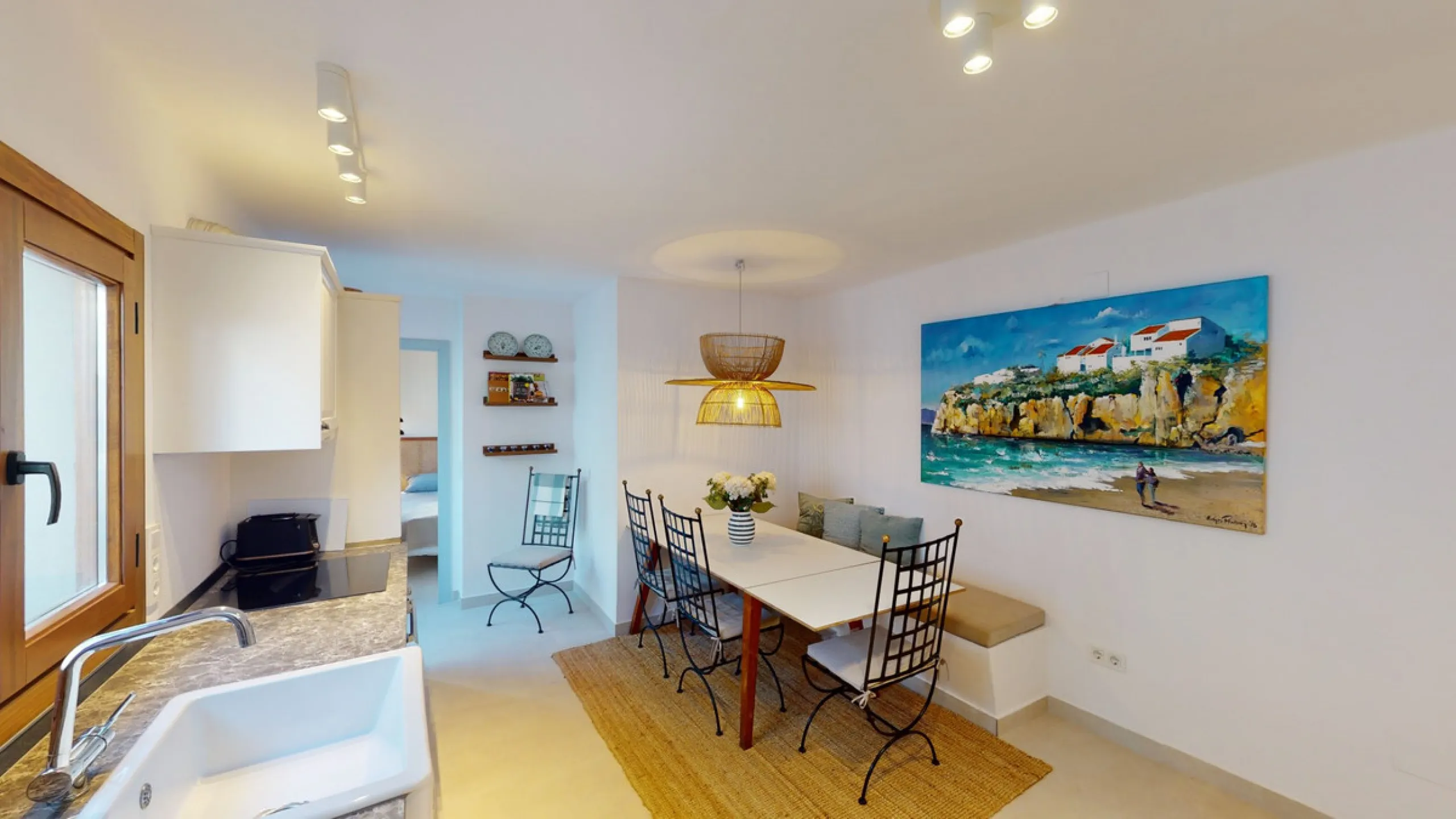 This beautiful townhouse in 2nd line of the beach is 20 metres from the sea and fantastic bars. It has 2 bedrooms, a bathroom, a guest bathroom, a living room, a kitchen with dining area and a large terrace with sea views. On the ground floor we find a be