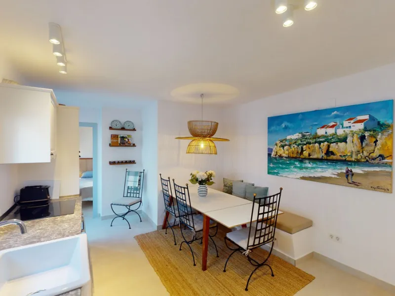 This beautiful townhouse in 2nd line of the beach is 20 metres from the sea and fantastic bars. It has 2 bedrooms, a bathroom, a guest bathroom, a living room, a kitchen with dining area and a large terrace with sea views. On the ground floor we find a be