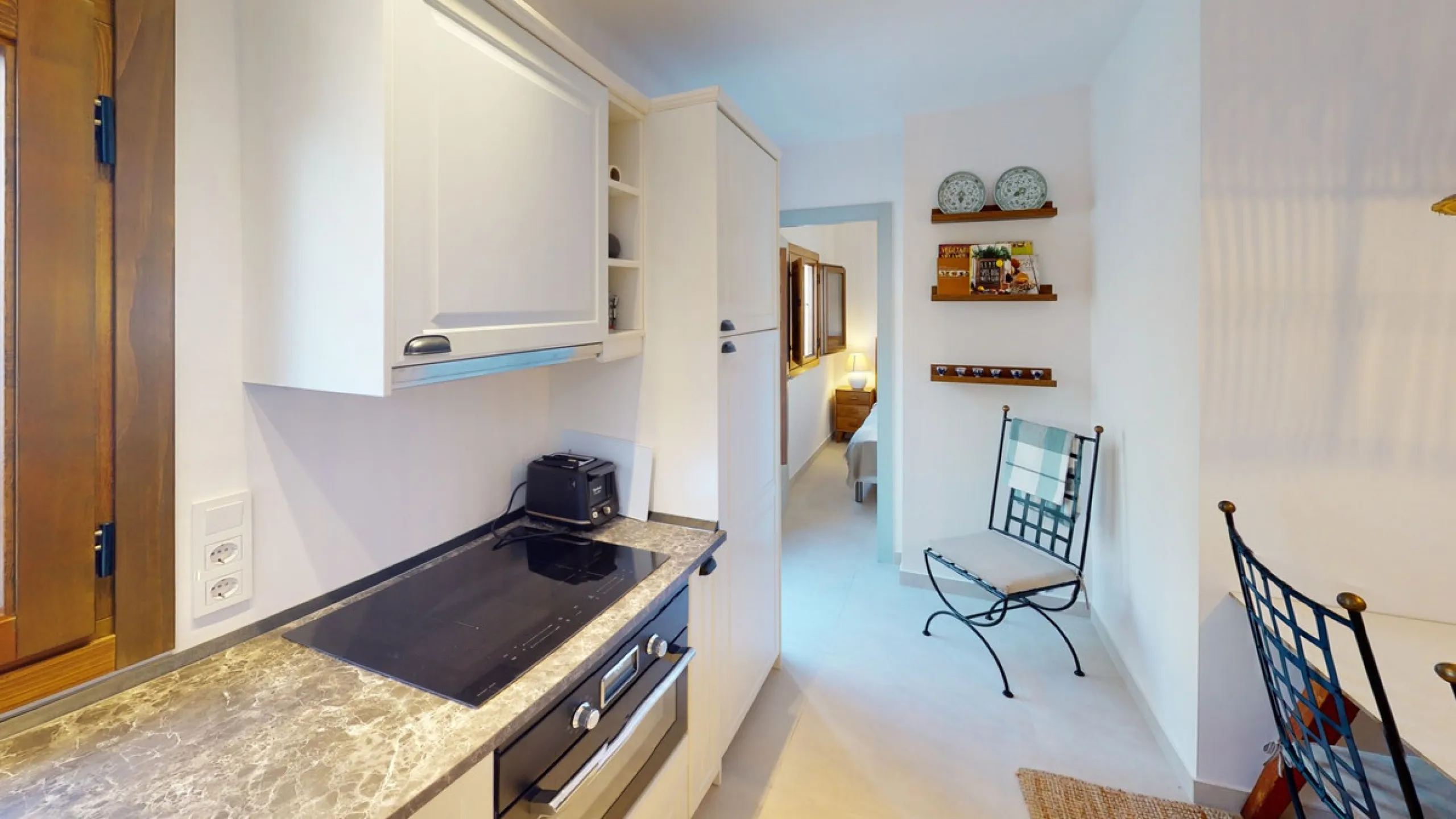 This beautiful townhouse in 2nd line of the beach is 20 metres from the sea and fantastic bars. It has 2 bedrooms, a bathroom, a guest bathroom, a living room, a kitchen with dining area and a large terrace with sea views. On the ground floor we find a be