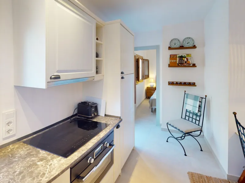This beautiful townhouse in 2nd line of the beach is 20 metres from the sea and fantastic bars. It has 2 bedrooms, a bathroom, a guest bathroom, a living room, a kitchen with dining area and a large terrace with sea views. On the ground floor we find a be