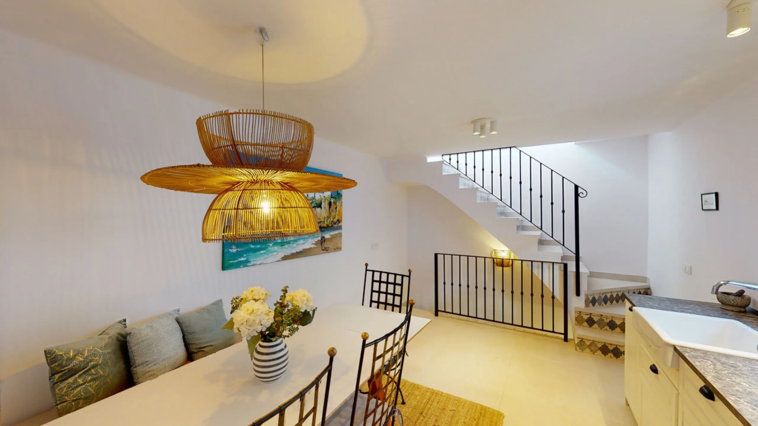 This beautiful townhouse in 2nd line of the beach is 20 metres from the sea and fantastic bars. It has 2 bedrooms, a bathroom, a guest bathroom, a living room, a kitchen with dining area and a large terrace with sea views. On the ground floor we find a be