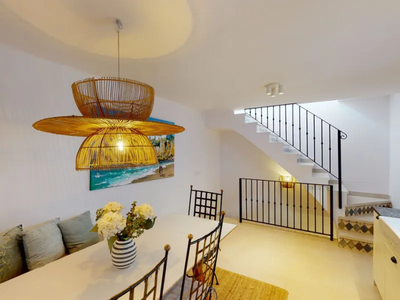 This beautiful townhouse in 2nd line of the beach is 20 metres from the sea and fantastic bars. It has 2 bedrooms, a bathroom, a guest bathroom, a living room, a kitchen with dining area and a large terrace with sea views. On the ground floor we find a be