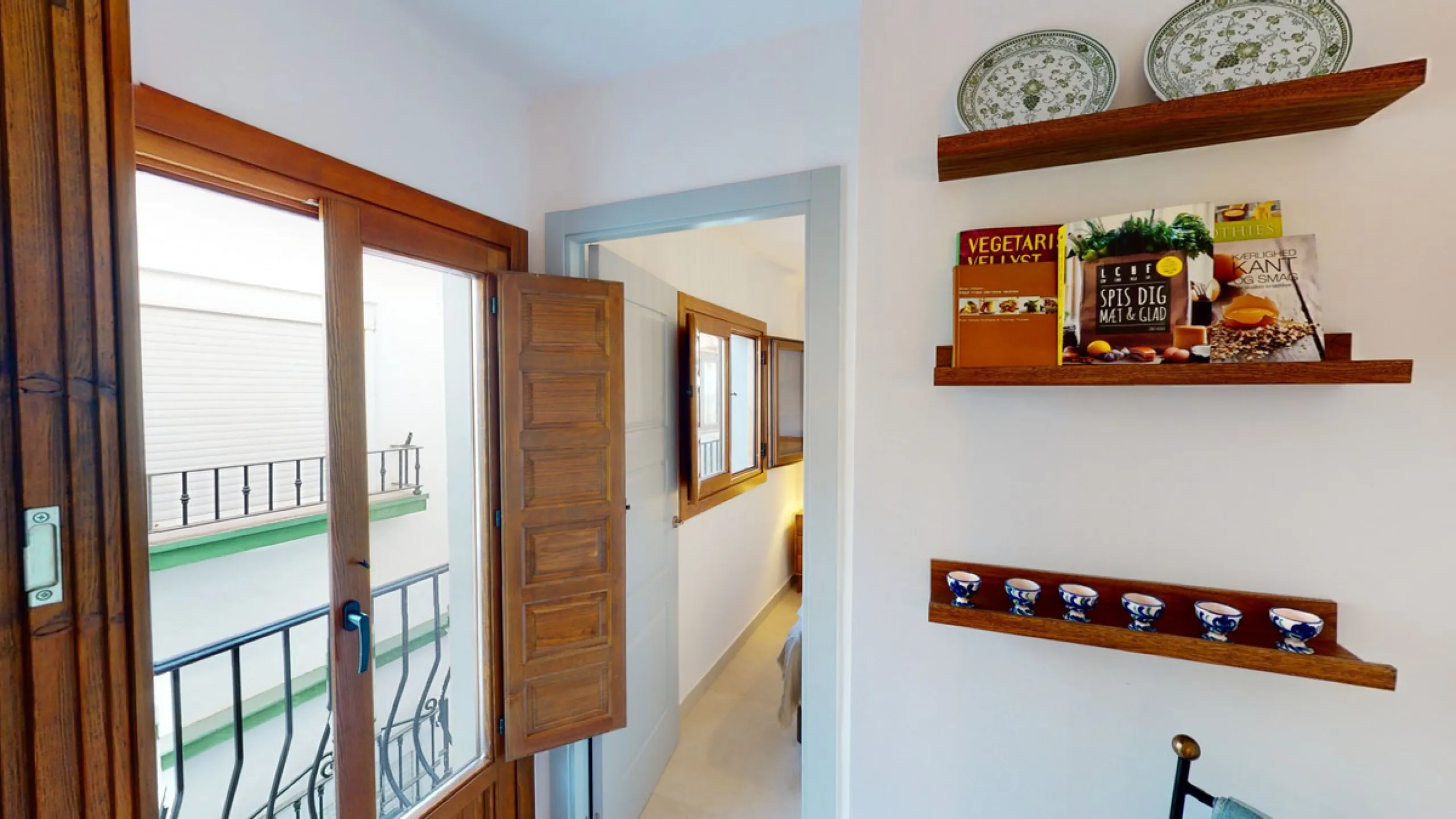 This beautiful townhouse in 2nd line of the beach is 20 metres from the sea and fantastic bars. It has 2 bedrooms, a bathroom, a guest bathroom, a living room, a kitchen with dining area and a large terrace with sea views. On the ground floor we find a be