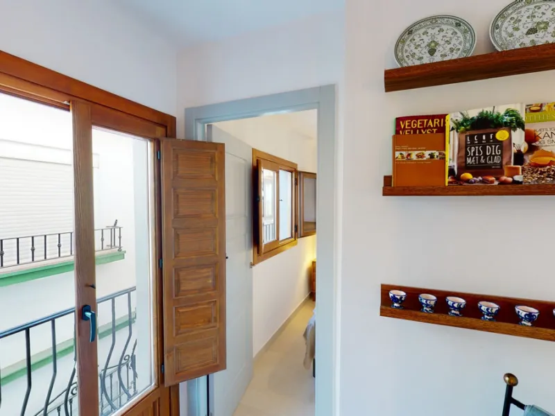 This beautiful townhouse in 2nd line of the beach is 20 metres from the sea and fantastic bars. It has 2 bedrooms, a bathroom, a guest bathroom, a living room, a kitchen with dining area and a large terrace with sea views. On the ground floor we find a be