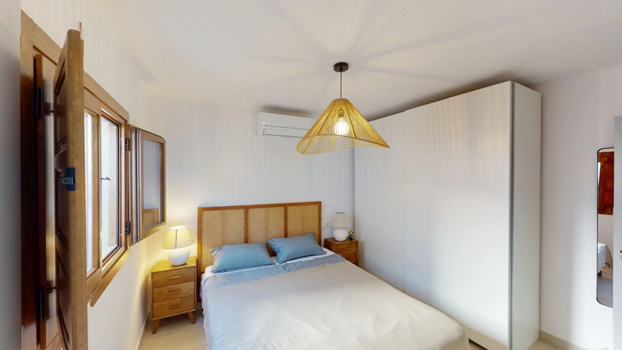 This beautiful townhouse in 2nd line of the beach is 20 metres from the sea and fantastic bars. It has 2 bedrooms, a bathroom, a guest bathroom, a living room, a kitchen with dining area and a large terrace with sea views. On the ground floor we find a be