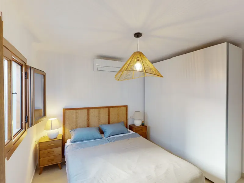 This beautiful townhouse in 2nd line of the beach is 20 metres from the sea and fantastic bars. It has 2 bedrooms, a bathroom, a guest bathroom, a living room, a kitchen with dining area and a large terrace with sea views. On the ground floor we find a be