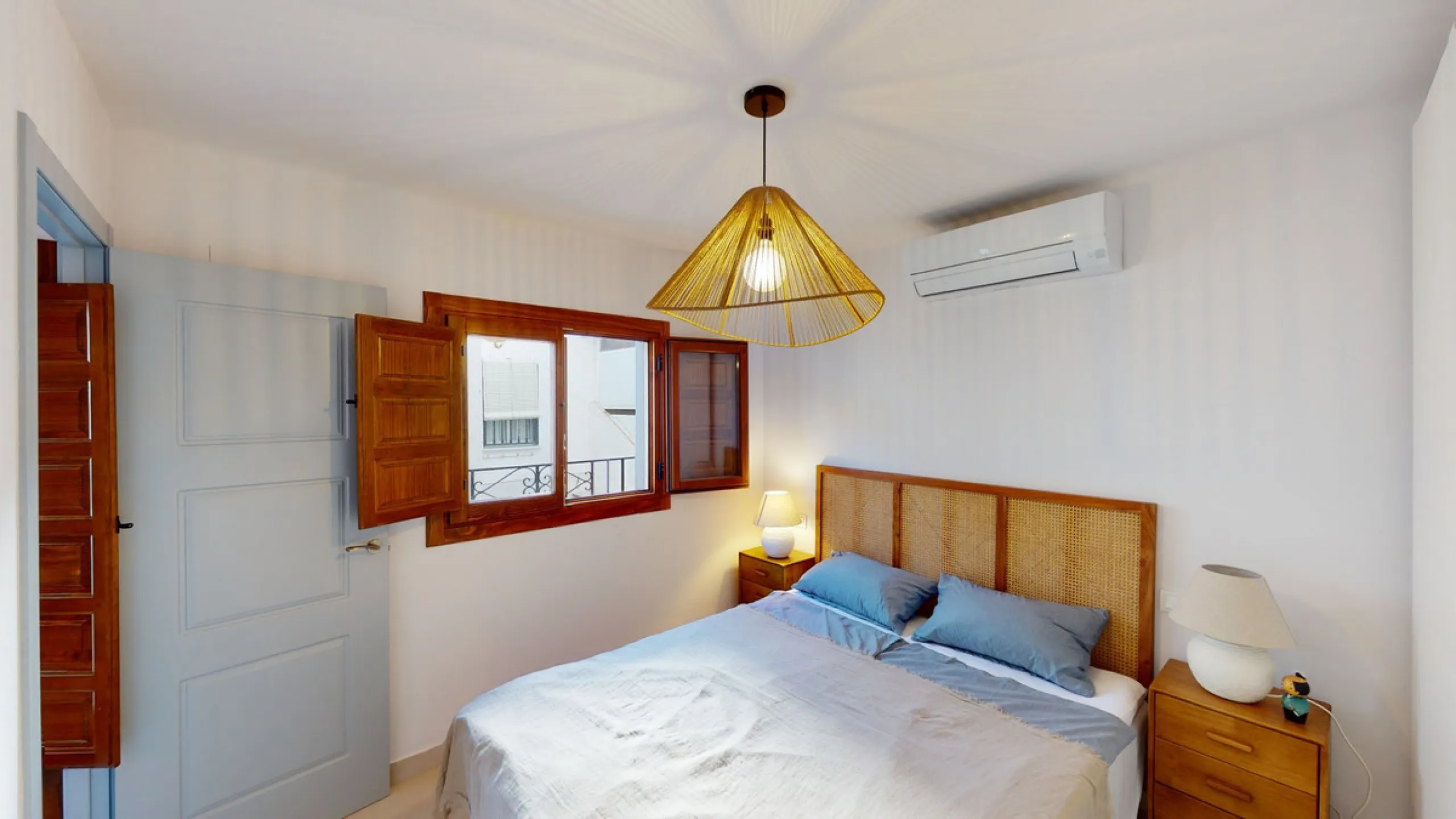 This beautiful townhouse in 2nd line of the beach is 20 metres from the sea and fantastic bars. It has 2 bedrooms, a bathroom, a guest bathroom, a living room, a kitchen with dining area and a large terrace with sea views. On the ground floor we find a be
