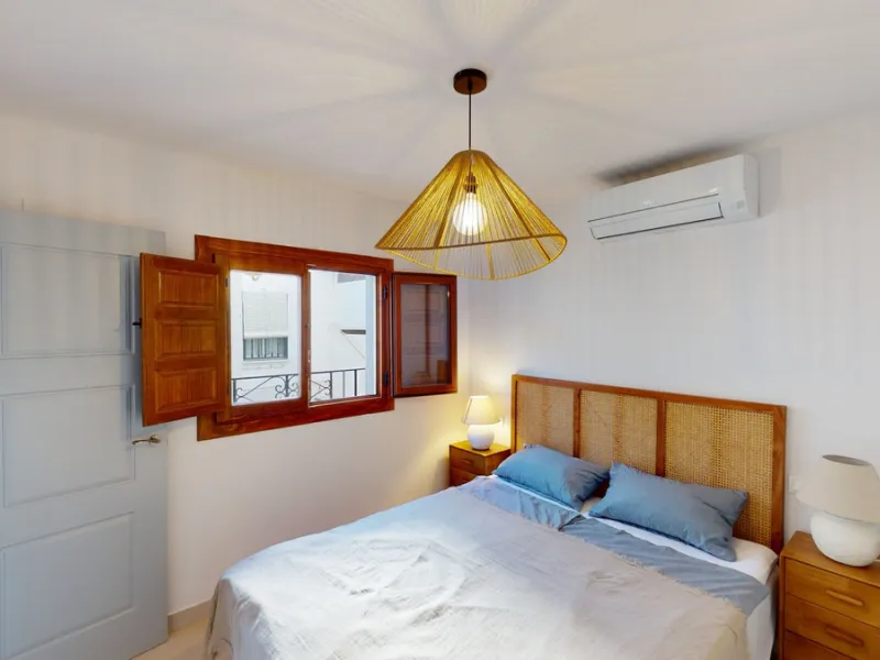 This beautiful townhouse in 2nd line of the beach is 20 metres from the sea and fantastic bars. It has 2 bedrooms, a bathroom, a guest bathroom, a living room, a kitchen with dining area and a large terrace with sea views. On the ground floor we find a be